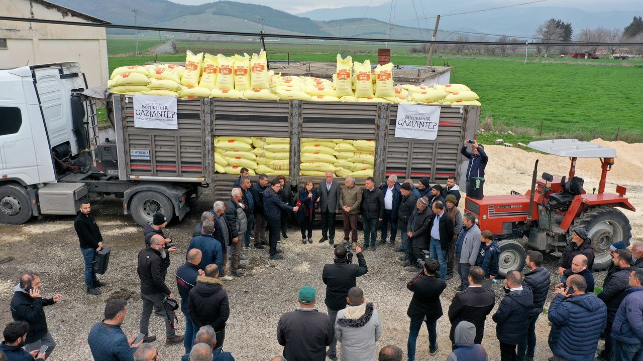 Büyükşehir Belediyesinden depremzede çiftçiye yüzde 100 hibeli 3 bin ton gübre desteği!