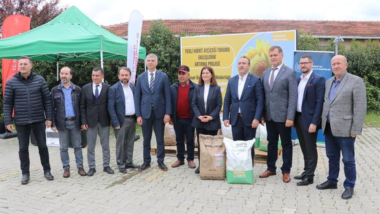 Edirne’de Yerli Hibrit Ayçiçeği Tohumu Ekilişlerini Artırma Projesi kapsamında tohum dağıtıldı