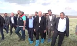 Toprağa değil, galoşa bastı: Başkan sahada!