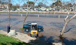 Biga’da su ironisi: Çiftçiye yasaklanan Kocabaş Çayı taştı