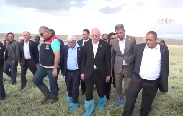Toprağa değil, galoşa bastı: Başkan sahada!
