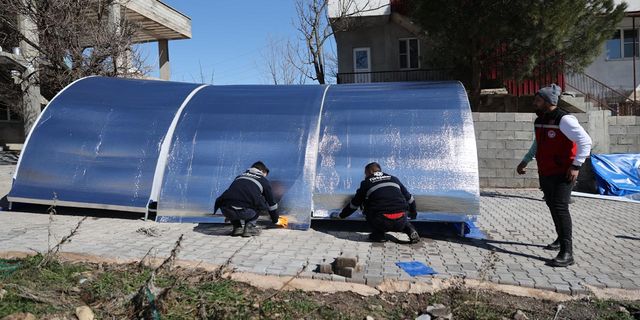 Tarım Bakanlığınca deprem bölgesine 1523 hayvan çadırı ve 5 bin 863 ton yem gönderildi
