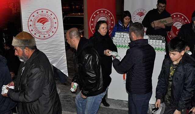 Eskişehir’de Beraat Kandilinde vatandaşa süt dağıtıldı