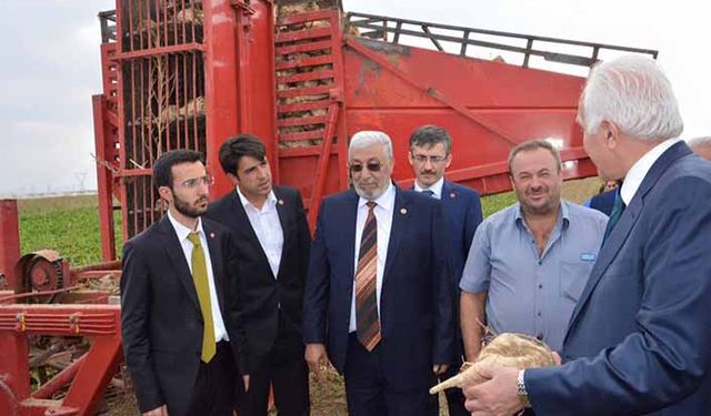 Kamalak, tarlada pancar çiftçisini ziyaret etti