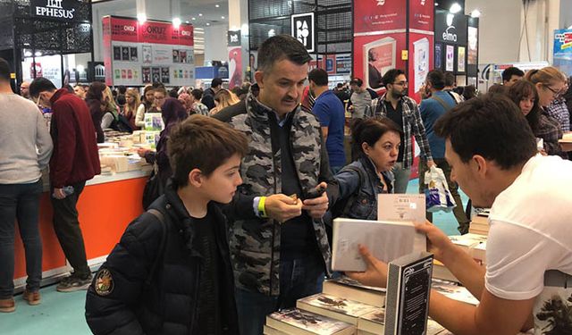 Bakan Pakdemirli Ankara kitap fuarını ziyaret etti
