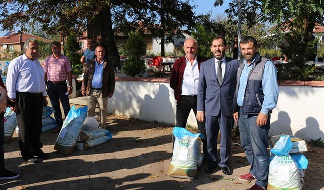 Tarım İl Müdürlüğü 13 çiftçiye 1.2 ton yonca tohumu dağıttı