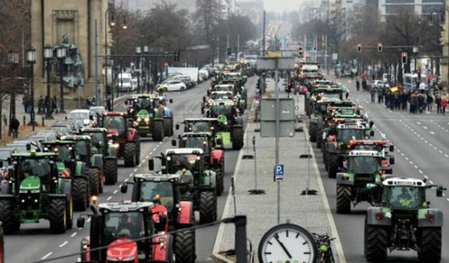 Çiftçi traktörleriyle Meclis’e geldi!