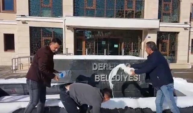 Çiftçilerden Belediye Başkanına ilginç eylem: Süt dökerek protesto ettiler