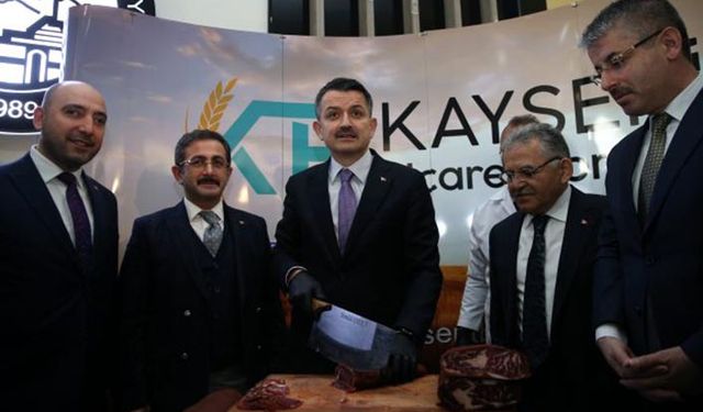 Pakdemirli saman ithalatı tartışmalarına böyle cevap verdi: Kimsenin köylümün moralini bozmaya hakkı yok!