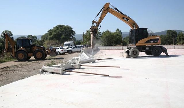 Bursa'da tarım alanı üzerine kurulmak istenen fabrika yıkıldı