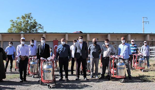 Yetiştiriciye seyyar süt sağım makinası dağıtıldı