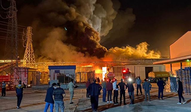 Çumra Şeker Fabrikasının malzeme ambarında çıkan yangın söndürüldü