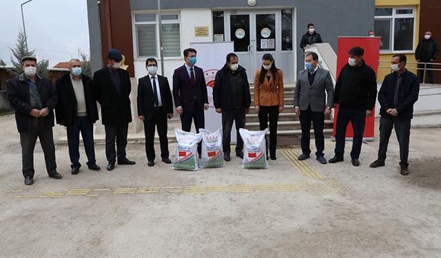 Çiftçiye yonca tohumu hibe edildi