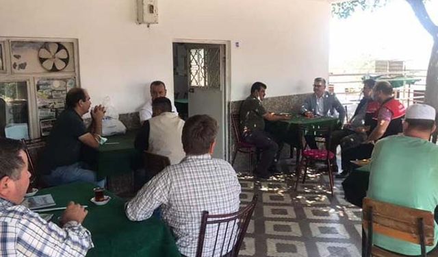 Tarım il müdürü köy kahvesinde çiftçilerle sohbet etti