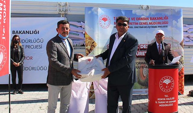 Konya'da çiftçiye arpa ve tritikale tohumu dağıtıldı