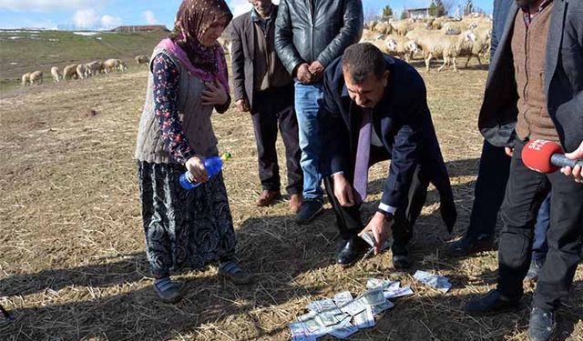 TÜDKİYEB Başkanı fiyat artışlarına tepki için sahte dolar yaktı!