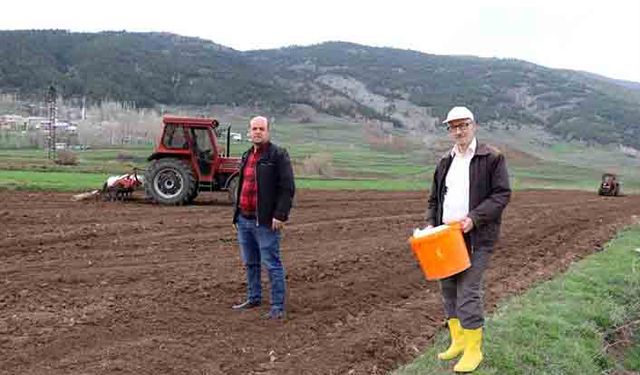 Ekilmeyen araziler için çiftçiye mazot ve traktör desteği! Bu destek köyde çiftçiyi rahatlattı!