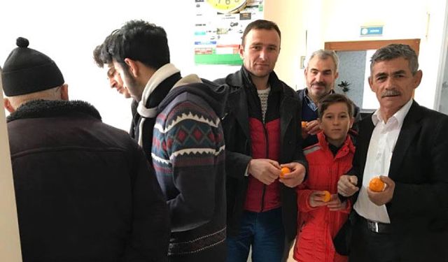 Çay içtiler, meyve yediler o arada işleri haloldu