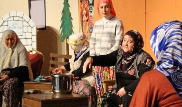 Çiftçi kadınlar buzağılar için sahne tozu yuttu