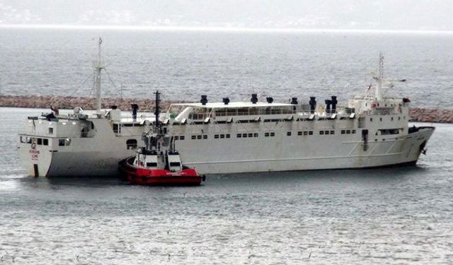 "Yüzen ahır" limana yanaştı