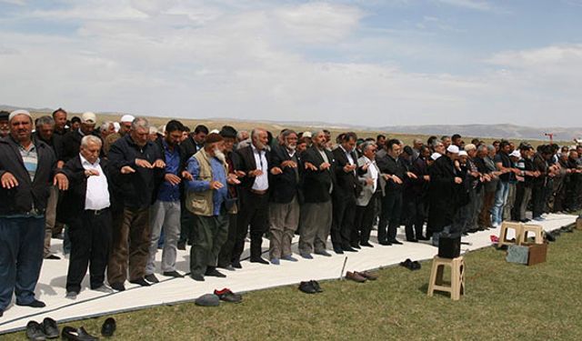 Çiftçi yağmur duasına çıktı