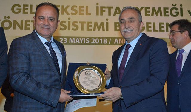 Bakan Fakıbaba’dan İl Müdürüne plaket