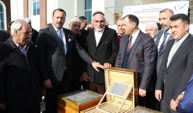 Arıcılara kovan dağıtıldı