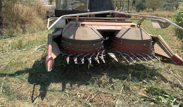 Kars çiftçisine katı gübre dağıtma römorku ve tek sıralı silaj biçme  makinesi müjdesi!