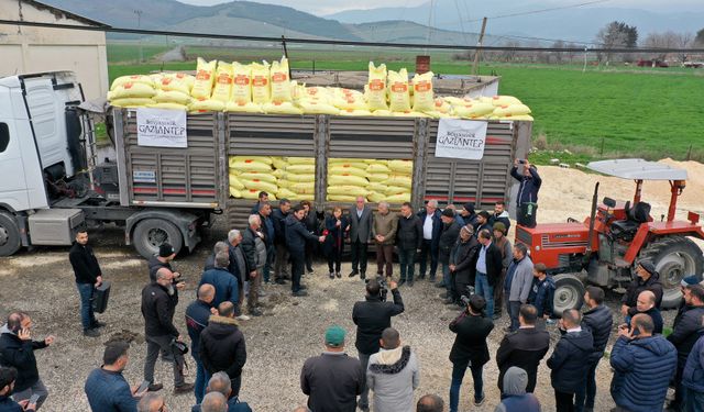 Büyükşehir Belediyesinden depremzede çiftçiye yüzde 100 hibeli 3 bin ton gübre desteği!