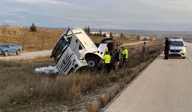 Gübre yüklü tır devrildi gübre çuvalları şarampole döküldü