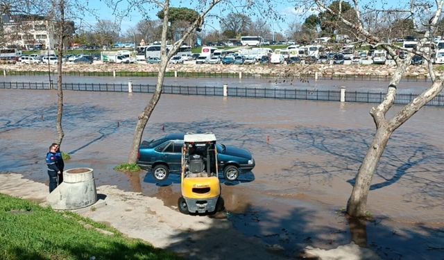 Biga’da su ironisi: Çiftçiye yasaklanan Kocabaş Çayı taştı