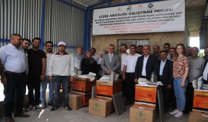Cizre'de çiftçilere arı kovanı dağıtıldı