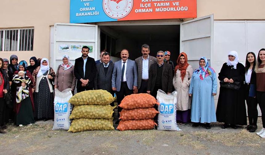 Bayan çiftçilere patates tohumu ve gübre dağıtıldı