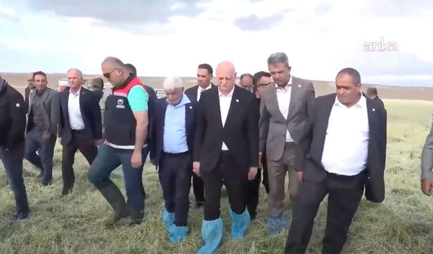 Toprağa değil, galoşa bastı: Başkan sahada!